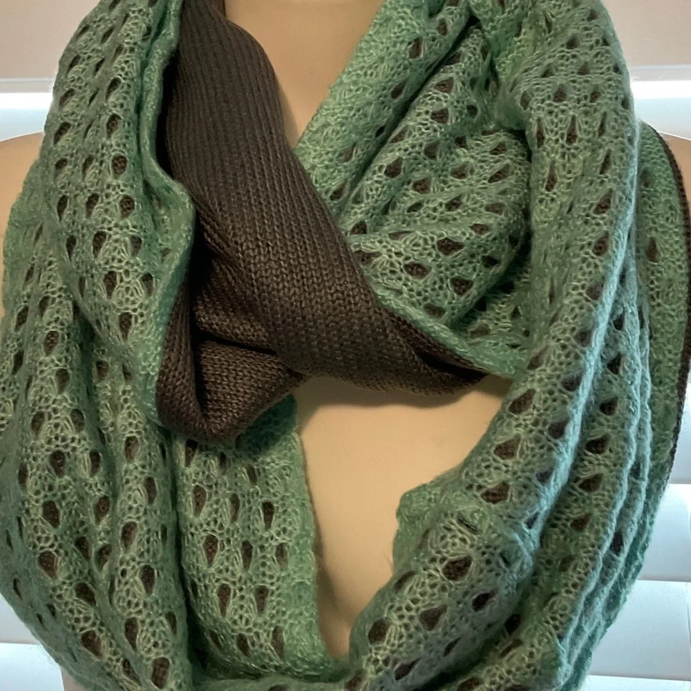 Chic Green Knit Scarf